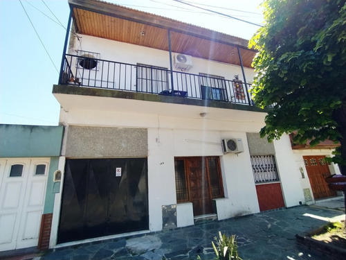 Casa De Dos Plantas Con Cochera Y Terraza En Sarandi