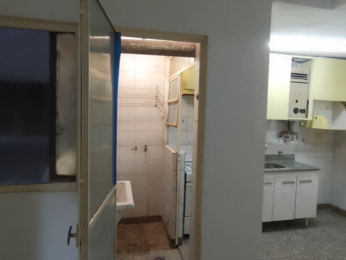 Departamento 3 Ambiente (con Dependencia Modificado A Cocina Comedor )amplio,al Frente , Excelente Ubicacion, A Mts De Corrientes Y Hospital Italiano, Dueño Directo