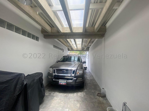 Bella E Iluminada Casa Con Amplios Espacios En Excelente Ubicacion En Venta En Colinas De Bello Monte Yf