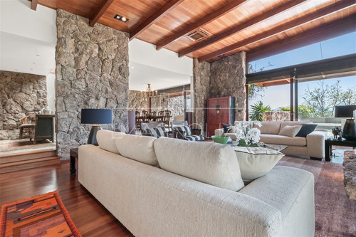 Casa En Arriendo De 5 Dorm. En Colina