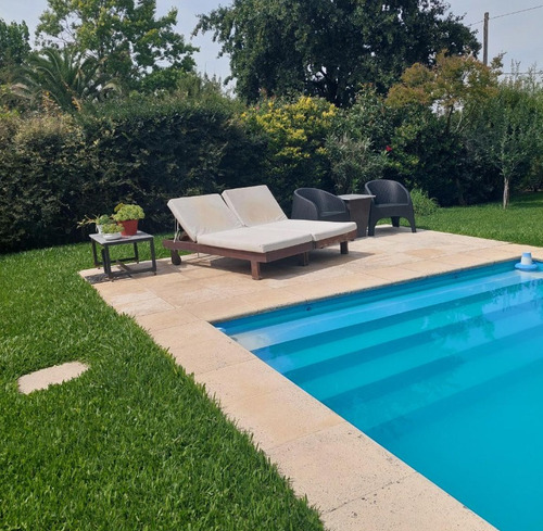 Casa 5 Dormitorios, Jardín, Piscina En Barrio Los Jazmines