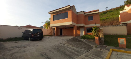 Casa En Esquina  En La Urbanización Lomas Del Country Club Guataparo. Plc-872