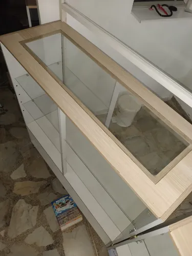Vitrina En Madera Rh Y Vidrio, Con Protector En Vidrio. (Usado)