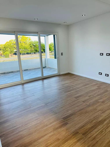 Casa En Venta - 4 Dormitorios 4 Baños - 800mts2 - Canning