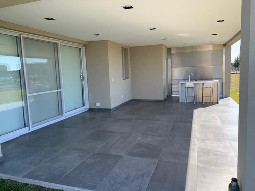 Imagen 22 de 27 de Moderna Casa En Venta En Barrio San Lucas-san Vicente