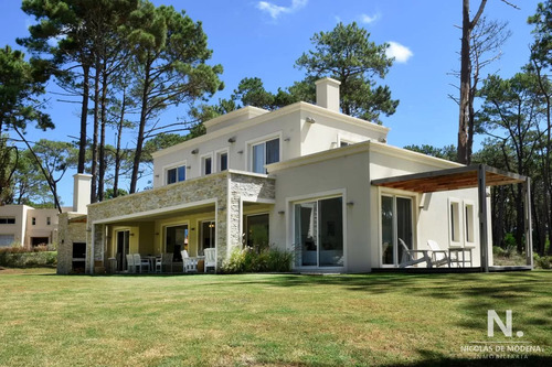 En Alquiler Casa De 4 Dormitorios, Con Multiples Comodidades En Laguna Blanca.