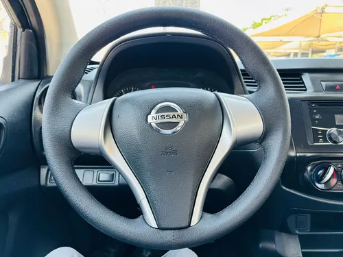 Nissan NP300 2.4 Doble Cabina Se Aa Pack Seg Mt