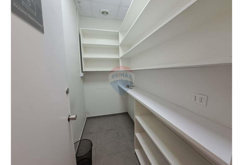 Amplio Local Comercial En Av. Las Condes