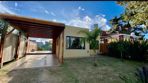 Casa En Venta - 2 Dormitorios 4 Baños - Cochera - 238mts2 - Villa Gesell