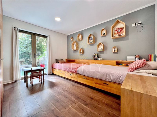 Casa En Venta De 5 Dormitorios Y Piscina - Ñuñoa