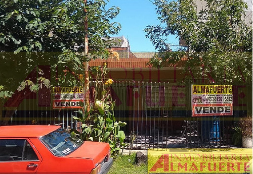 Vivienda De 3 Ambientes Con Entrada De Auto Y Patio.