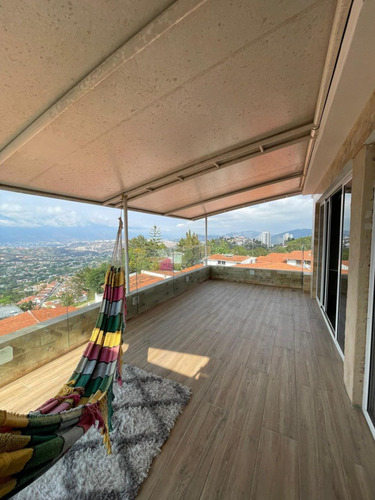 Se Vende Hermosa Y Moderna Quinta En Alto Prado - Caracas De 500 M2 De Terreno. (a.v)