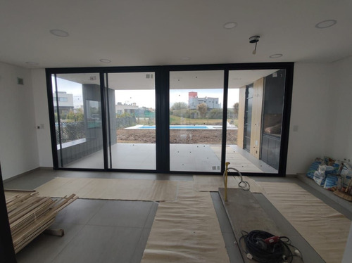 Imagen 6 de 18 de Casa En Venta En San Ramiro - Pilar Del Este