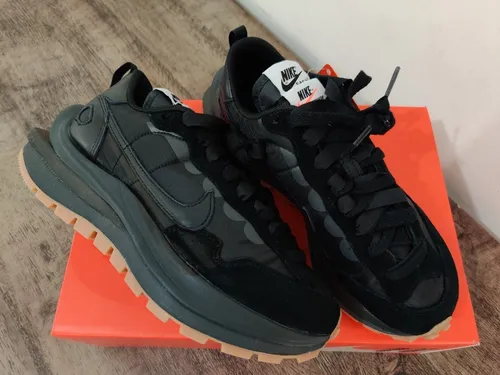 Tênis Sacai X Nike Vaporwaffle Black And Gum