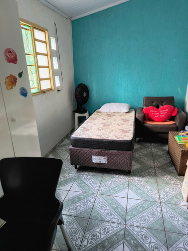 Casa Com Piscina E Barracão No Fundo