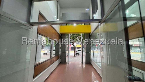 En Venta Local Comercial. - Urb. Chacao.