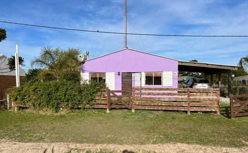 Linda Casa Con Amplio Terreno En Aguas Dulces