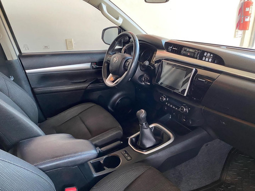 Imagen 9 de 10 de Toyota Hilux 2.8 Cd Srv 177cv 4x2 2017