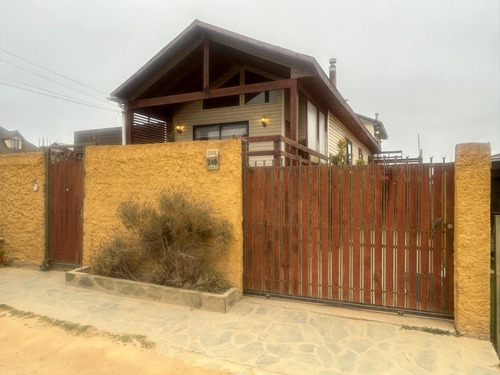 Se Vende Amplia Y Comoda Casa En Pichilemu Buena Ubicacion