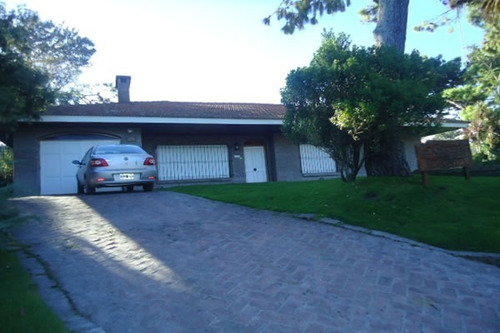 Imagen 1 de 30 de Excelente Chalet De 6 Ambientes Con Piscina Y Casa De Servicio Ideal Vivienda Permanente Muy Luminoso