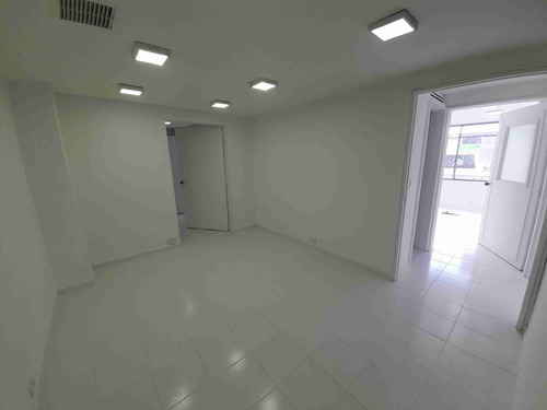 Oficina En Arriendo En La Avenida Santander (29109).