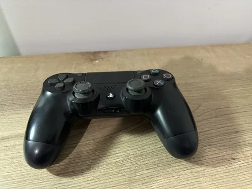 Play Station 4 Slim, 2 Controles + 4 Juegos (Usado)