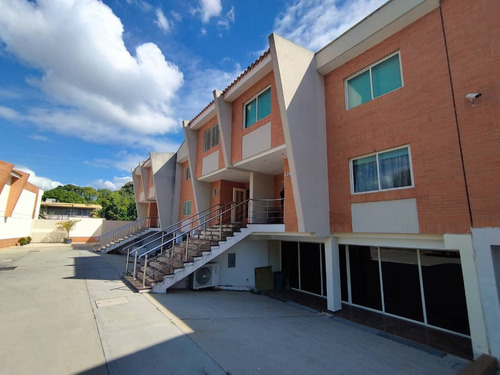 Hermoso Townhouse En Venta En Doral Park Mañongo Gavip 