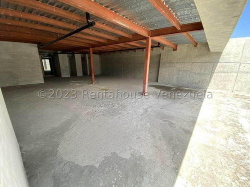 ¡oportunidad De Oro Para Invertir En Este Excelente Local Comercial Adecuado Con Un Rooftop Que Da Una Espectacular Vista De Caracas! - Las Mercedes - Luis Gomez - Mls #24-12245