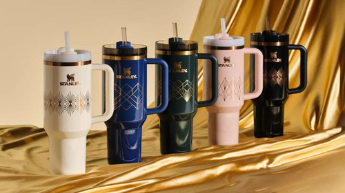 Taza Stanley Quencher Deco Collection 1.18 con forma de arándano