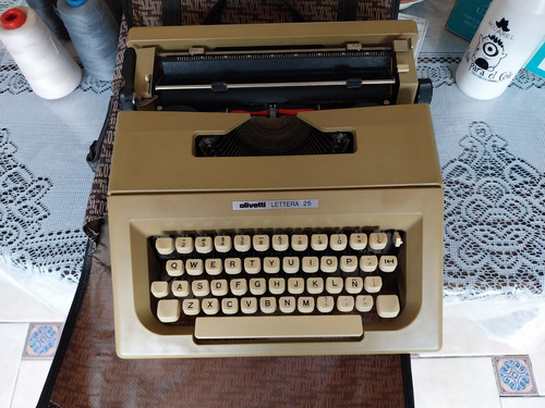 Máquina De Escribir Olivetti Lettera 25 En Su Estuche (Usado)