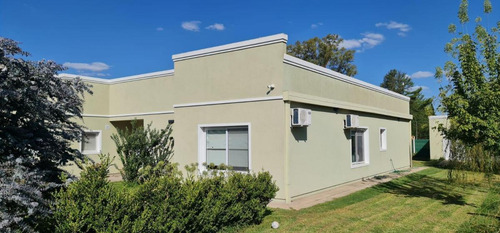 Casa En Venta - 3 Dormitorios 3 Baños - Cochera - 1.600mts2 - Chivilcoy