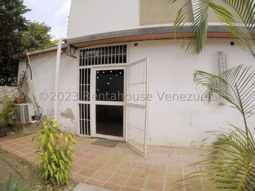 Yg Increíble Casa Con Dos Anexo, Potencial Para Remodelar Residencial O Comercial, Ubicada En Esquina Con Fácil Acceso En Venta En La Trinidad 24-1929 Ys