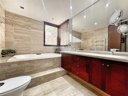 Casa En Arriendo De 7 Dorm. En Lo Barnechea