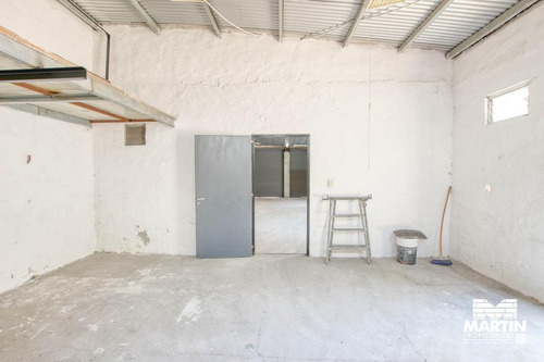 Imagen 6 de 30 de Depósito Y Casa De 3 Ambientes Con Patio Terraza Y Cochera Varios Autos
