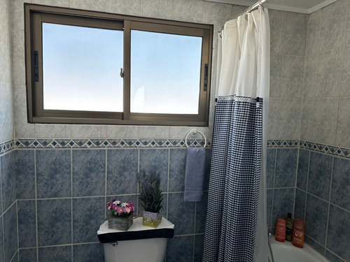 Preciosa Casa En Tranquilo Pasaje, Muy Conectada