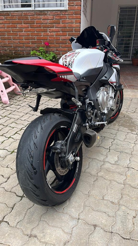 Imagen 3 de 11 de Yamaha R1