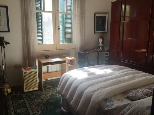Imagen 14 de 15 de En Uno De Los Mejores Barrios De Montevideo. Casa Muy Cálida De Excelente Carpintería Y Materiales.