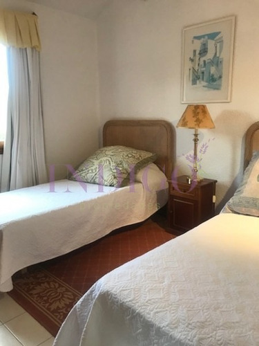 Muy Buena Casa En Venta En La Zona Mas Linda De Playa Mansa.- Ref: 409