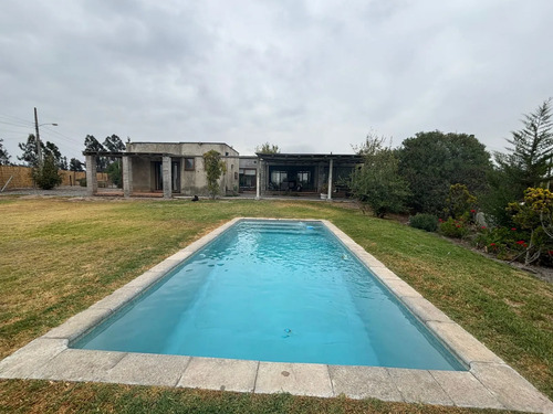 Amplia Y Sólida Casa En Exclusivo Condominio De Melipilla