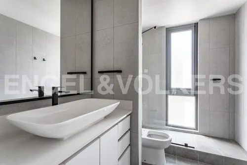 En Av. Las Condes, Moderno Departamento