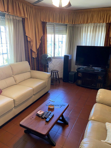 Imagen 5 de 23 de Casa De 3 Dormitorios Con Otra Casa Al Fondo Cw170973