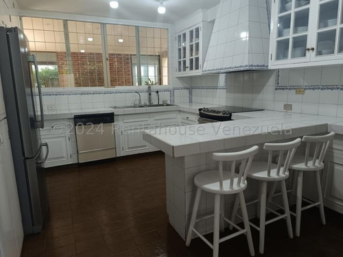 Imponente Quinta En Venta Ubicada En Chuao. 25-16410