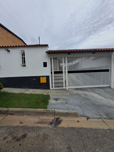 Casa Amplia Y Acogedora Ubicado En Macaracuay En Calle Cerrada Solo Clientes
