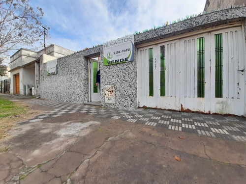 Imagen 2 de 27 de Venta De Casa De 3 Amb Con Cochera Pasante Y Amplio Lote.