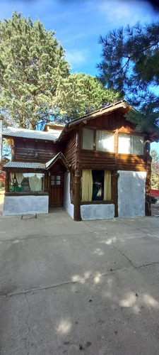 Casa En Venta - 4 Dormitorios 2 Baños - Cochera - 800mts2 - Dina Huapi