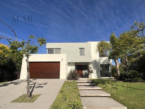 Casa Al Golf En Venta  5 Dorm Y Dep. Barrio El Golf Nordelta