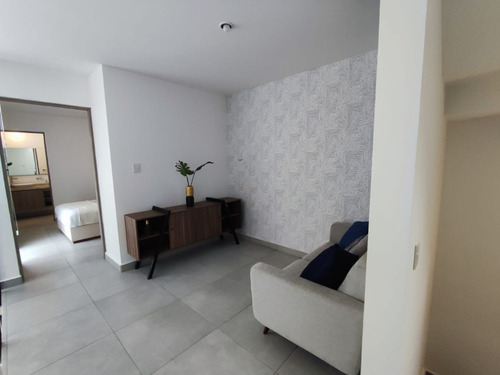 Casa En Venta Entre El Refugio Y Zibata, Doble Altura, 3 Recamaras, 3.5 Baños