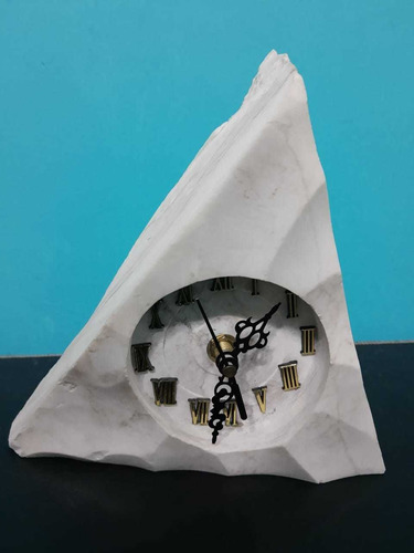 Reloj De Piedra Pulida  De  Mesa Triangular Cuarzo Blanco 