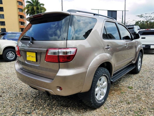 Imagen 4 de 11 de Toyota Fortuner Sr 2011 V6 4x4 Automático