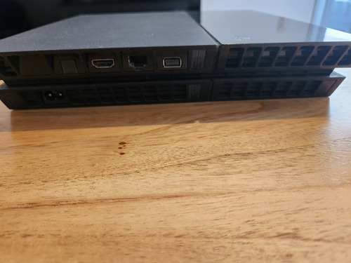 Playstation 4 500 Gb. + 2 Controles Con Detalles Menores. Negro (Usado)